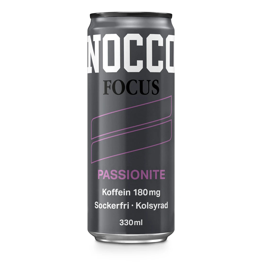 NOCCO FOCUS 330 ml sockerfri energidryck i en svart burk med lila detaljer för smaken Passionite., bild 1 av 9