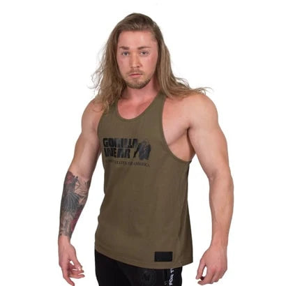 Gorilla Wear Classic Tank Top Army Green on väljä puuvillainen painijatoppi, jossa on musta logo rinnassa., kuva 3/5
