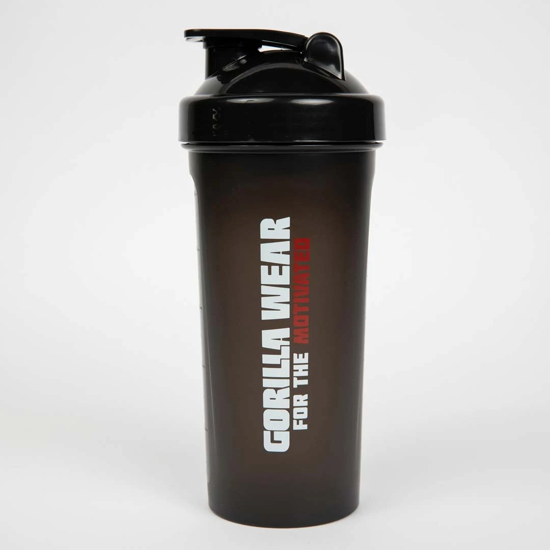 Musta 1000 ml Gorilla Wear Shaker XXL Black -muovishaker, jossa on valko-punainen logo ja kätevä kierrekorkki.