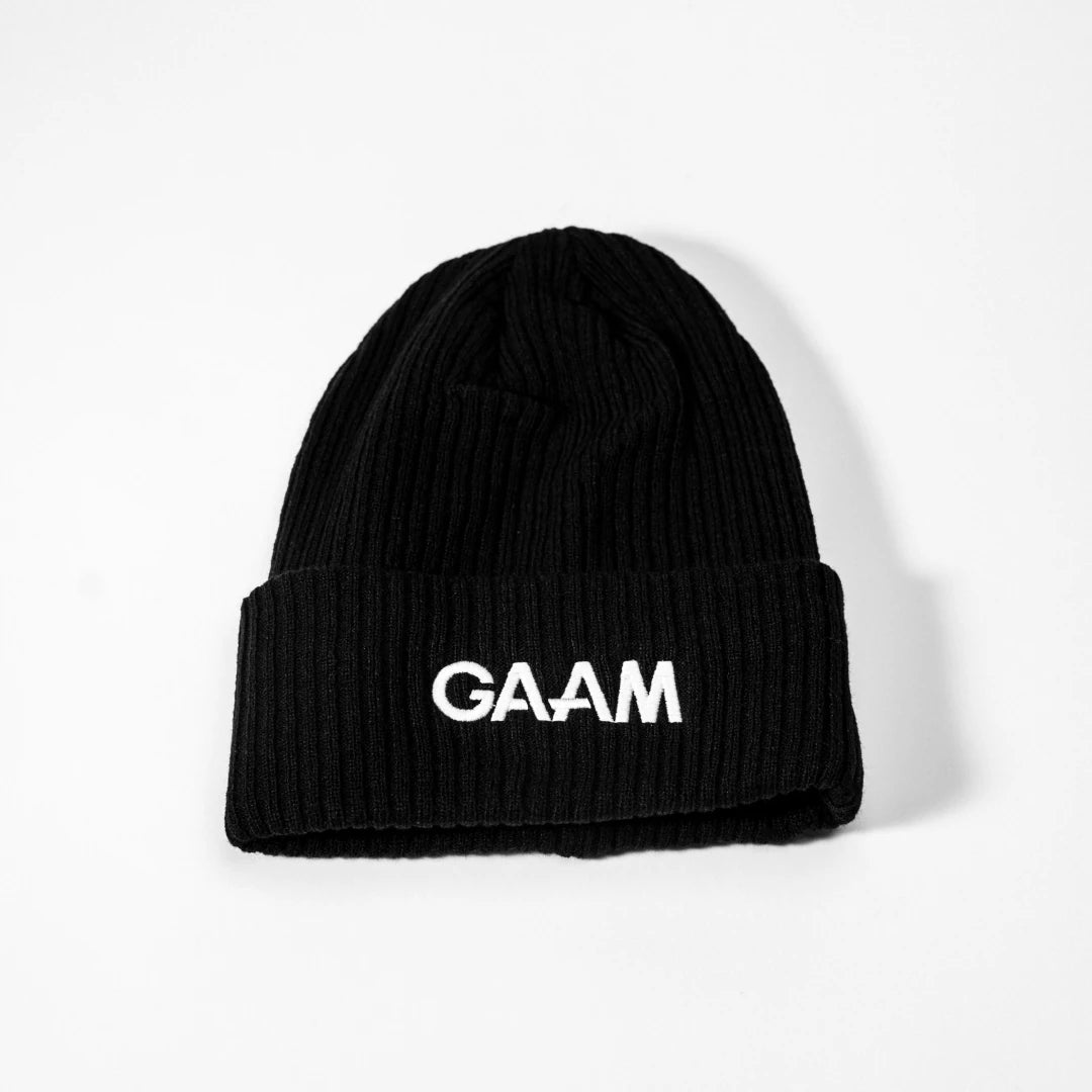GAAM Beanie Black, musta joustinneulottu pipo käännetyllä reunalla ja selkeällä valkoisella logolla edessä., kuva 1/1