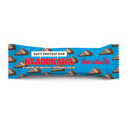 Barebells Soft Protein Bar 45 g sinisessä pakkauksessa, jossa on mutakakkupalojen kuviointi, makuna Kladdkaka.