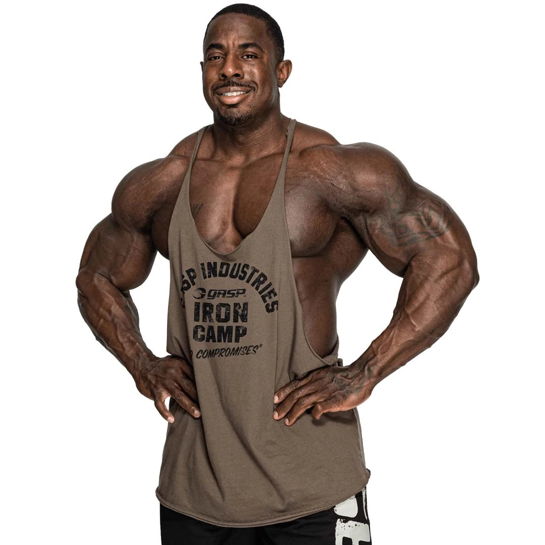 GASP Stringer Tank Washed Green, ett grönt träningslinne i bomull för herr med stort fronttryck och djupa ärmhål., bild 2 av 2