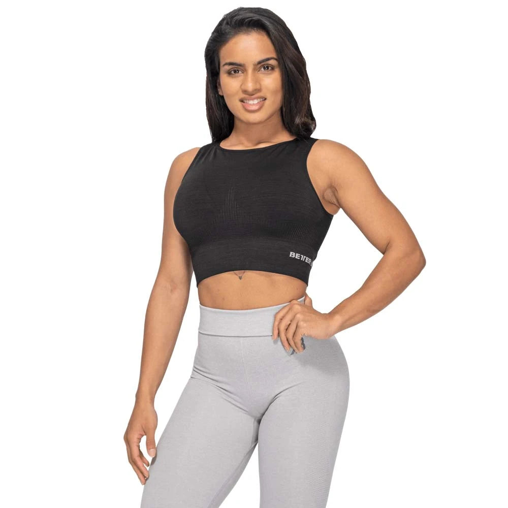 Nainen yllään Better Bodies Rib Seamless Top Black Melange, musta ja saumaton crop top treenaukseen., kuva 1/2