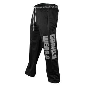 Mustat Gorilla Wear Logo Mesh Pants -housut, joissa on kiristysnauha, sivutaskut ja suuri painatus vasemmassa lahkeessa., kuva 3/4