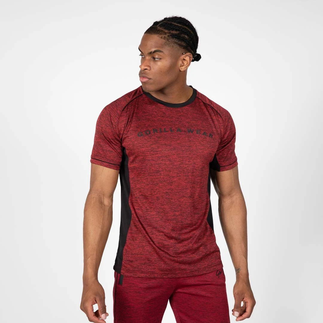 Gorilla Wear Fremont T-Shirt Burgundy, en vinröd tränings-t-shirt med svarta meshpaneler buren av en man., bild 8 av 8