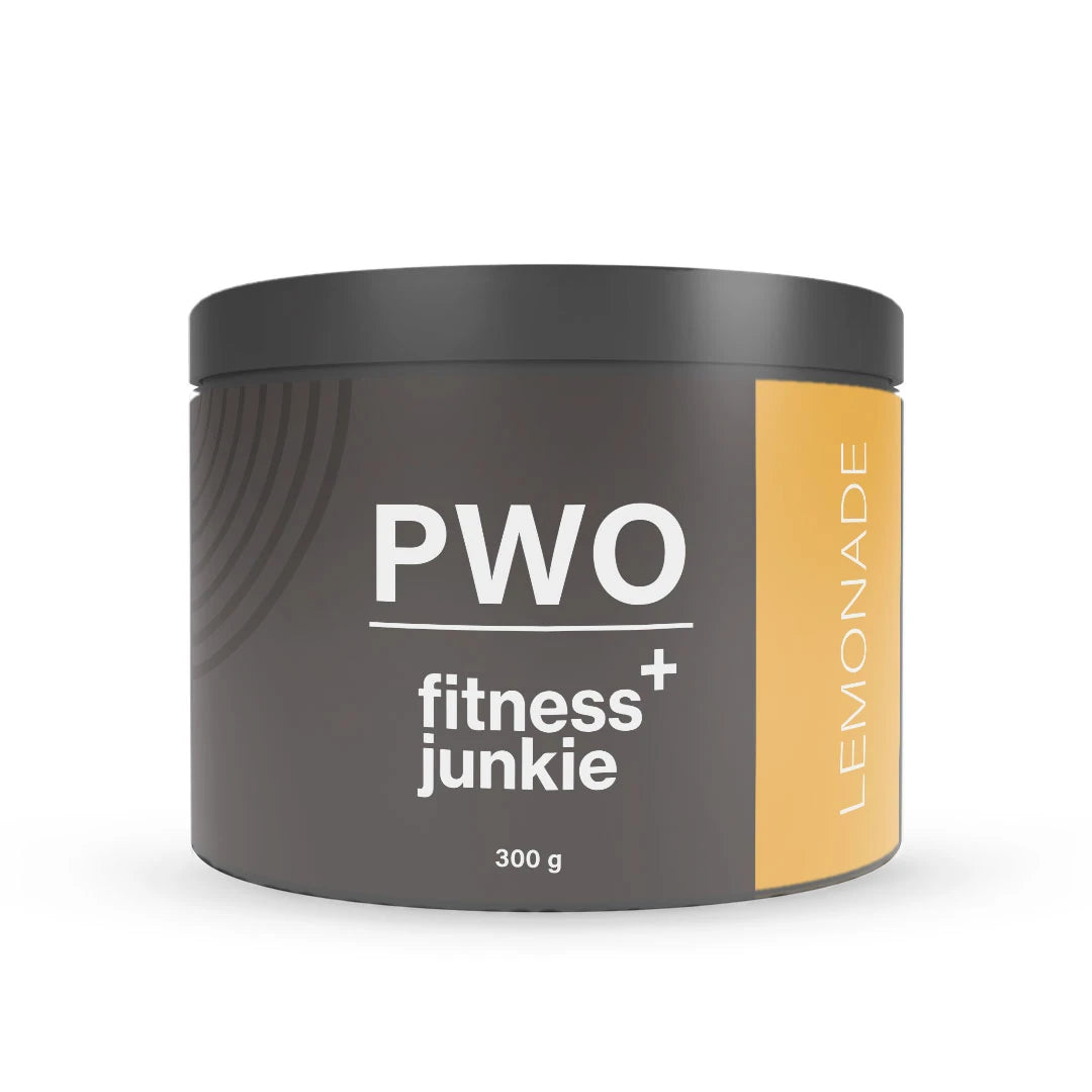fitnessjunkie PWO 300 g -pre-workout-jauhe tummanharmaassa purkissa, jossa on keltainen osio Lemonade-maulle., kuva 1/3