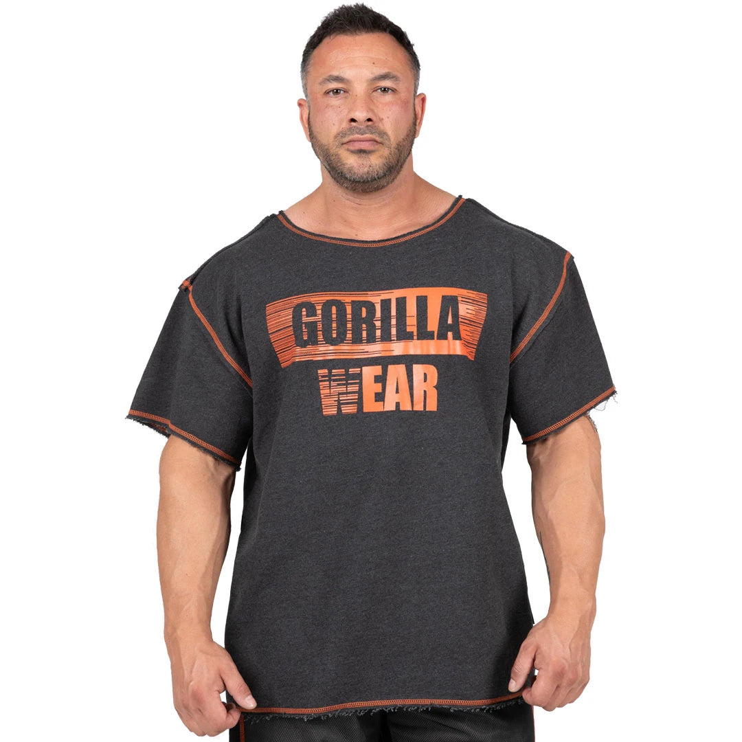 Gorilla Wear Wallace Workout Top Grey/Orange, tummanharmaa ylisuuri t-paita raaoilla reunoilla ja oranssilla rintalogolla., kuva 3/4