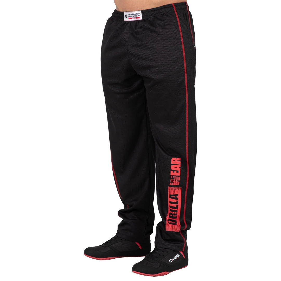 Svarta Gorilla Wear Wallace Mesh Pants Black/Red träningsbyxor i mesh med röda sidsömmar och stor logotyp på benet.