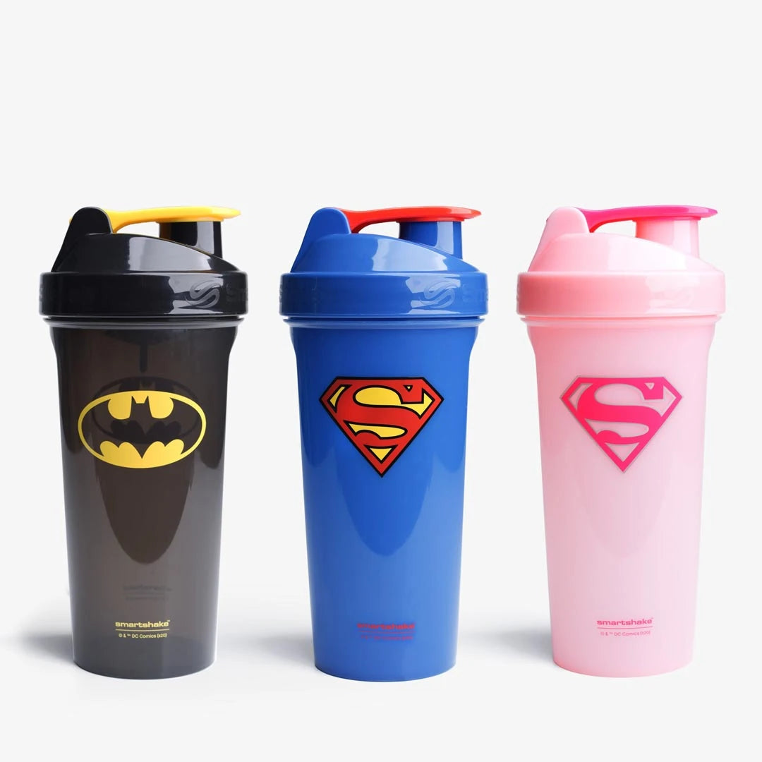 Kolme muovista Smartshake Kids 800 ml -shakeria: musta Batman, sininen Superman ja pinkki Supergirl., kuva 1/1