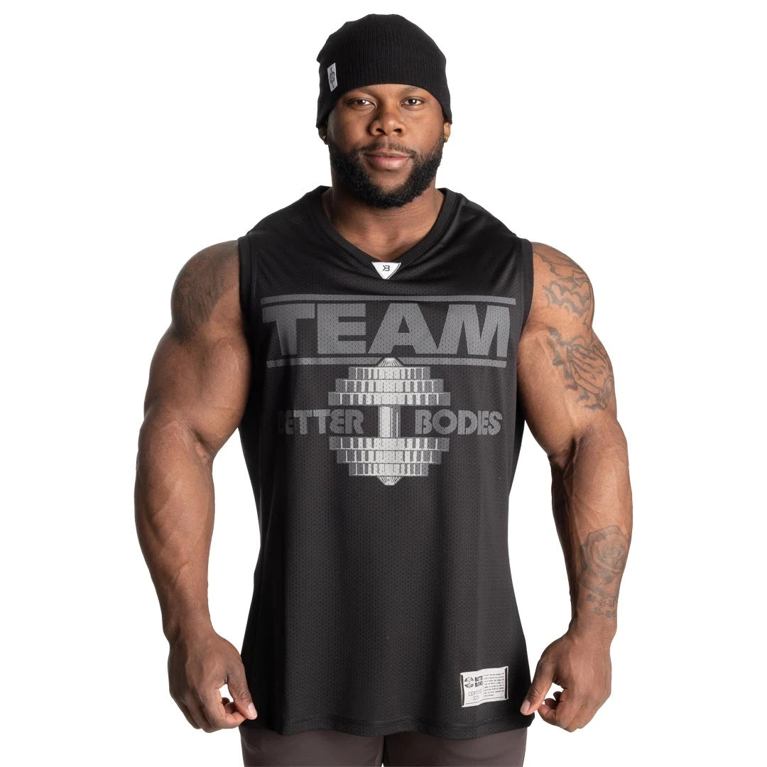 Better Bodies Iron Mesh Tank Black, musta mesh-kankainen treenihihaton isolla rintapainatuksella miehen yllä., kuva 2/2