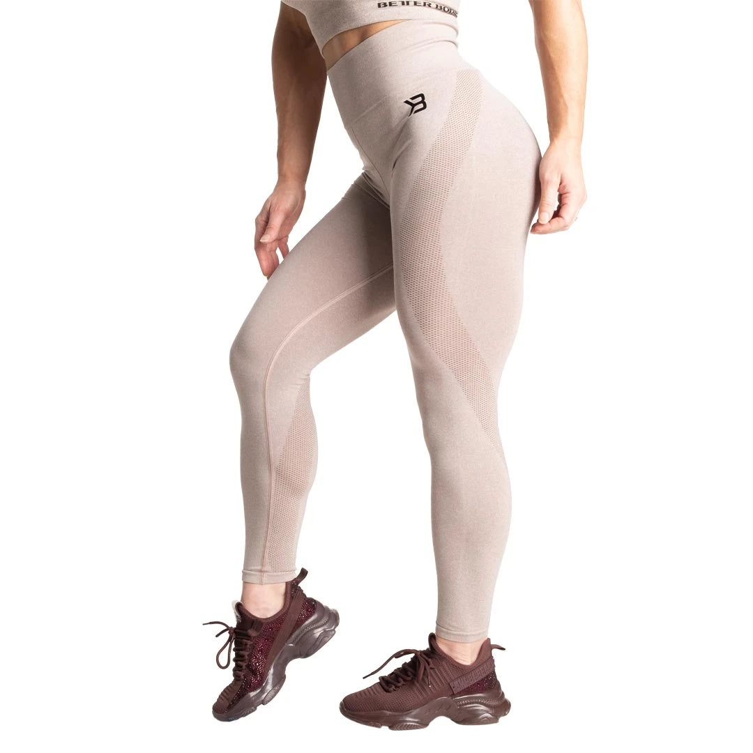 Better Bodies Rockaway Leggings Warm Sand Melange, ljusbeige och sömlösa träningstights med hög midja på en modell.