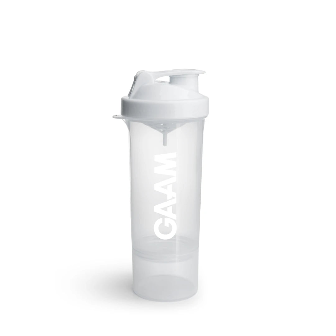 GAAM Smartshake Slim 500 ml -shakeri läpinäkyvää muovia, jossa on valkoinen kansi, valkoinen logo ja lisälokero pohjassa.