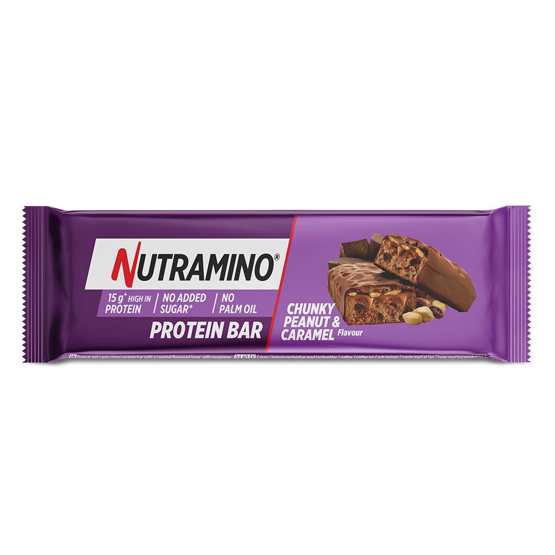 Nutramino Protein Bar 55 g Chunky Peanut &amp; Caramel liilassa pakkauksessa, jossa on kuva halkaistusta suklaakuorrutteisesta proteiinipatukasta ja maapähkinöistä., kuva 2/3