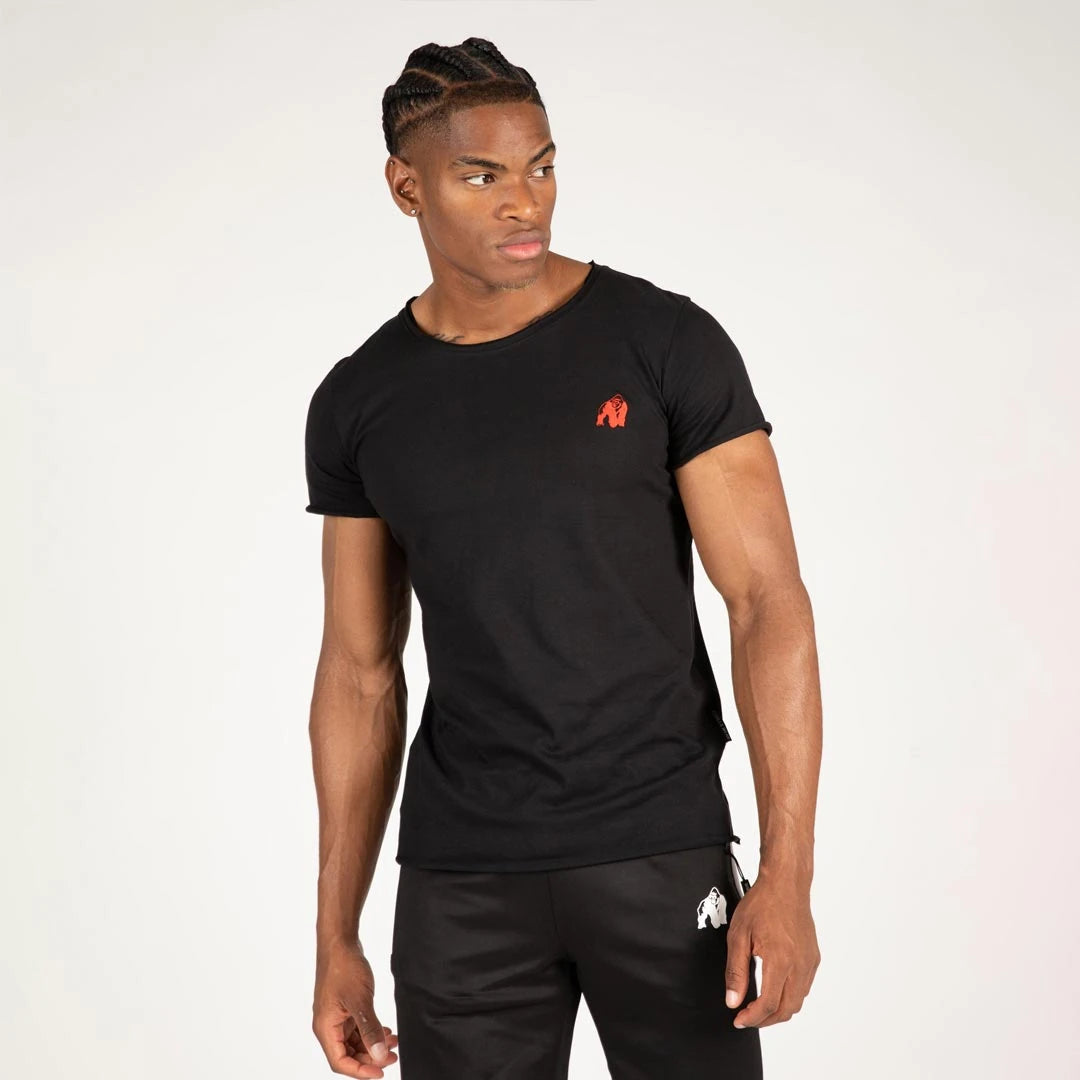Gorilla Wear York T-Shirt Black, en svart kroppsnära bomullströja med röd broderad logotyp och råa kanter., bild 1 av 7