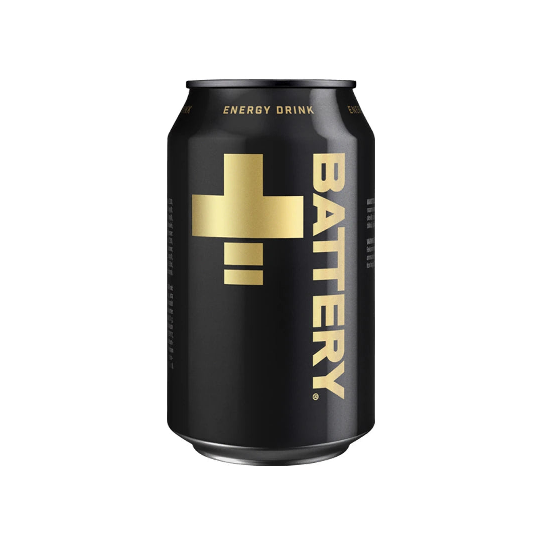 Battery Energy Drink 330 ml -energiajuoma tyylikkäässä mustassa tölkissä, jossa on kullanvärisiä yksityiskohtia., kuva 1/4