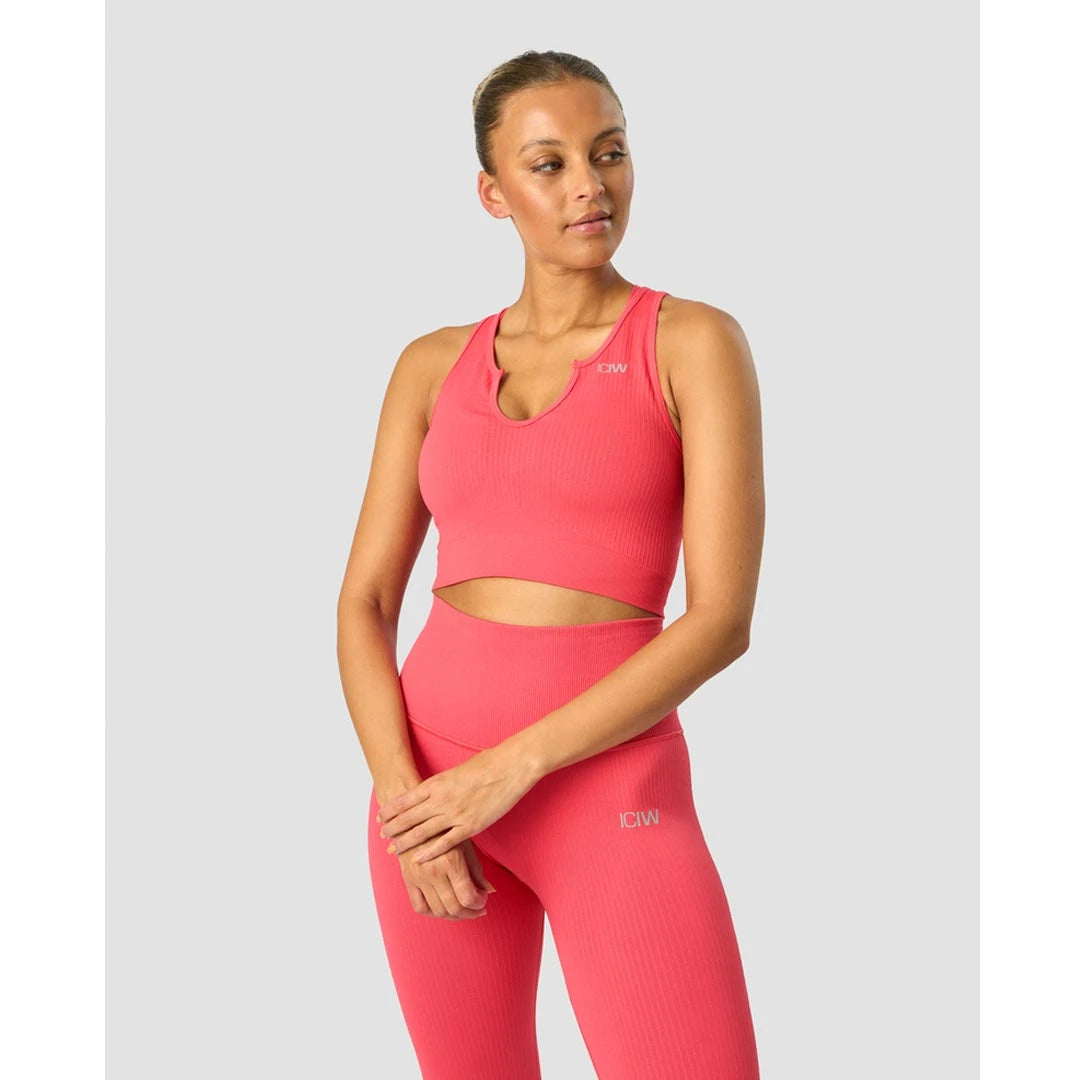ICANIWILL Ribbed Define Seamless Tank Top Coral Red on korallinpunainen, ribattu treenitoppi mallin yllä., kuva 1/2