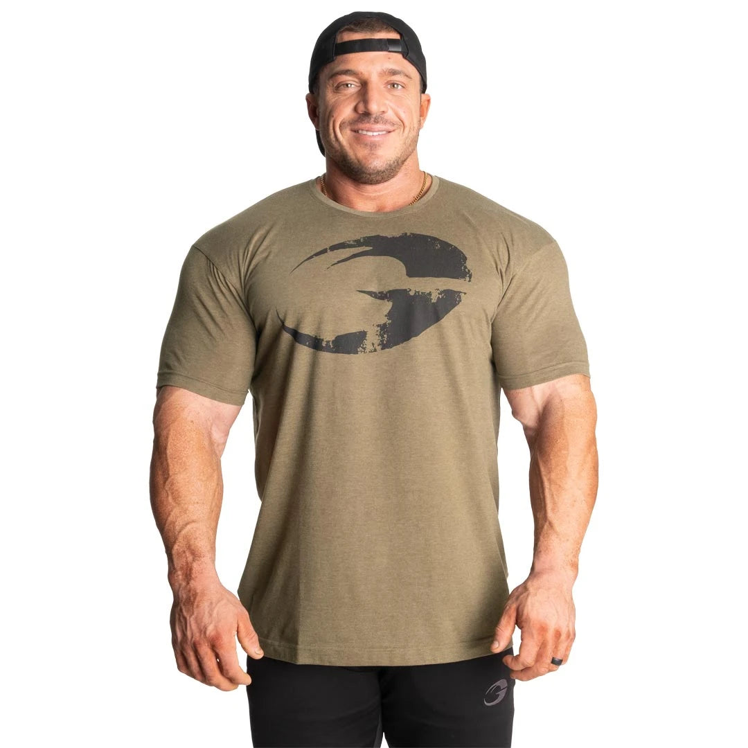 GASP Cadet Tee Army Green Melange är en melerad grön tränings-t-shirt med svart logotyptryck på bröstet., bild 4 av 8