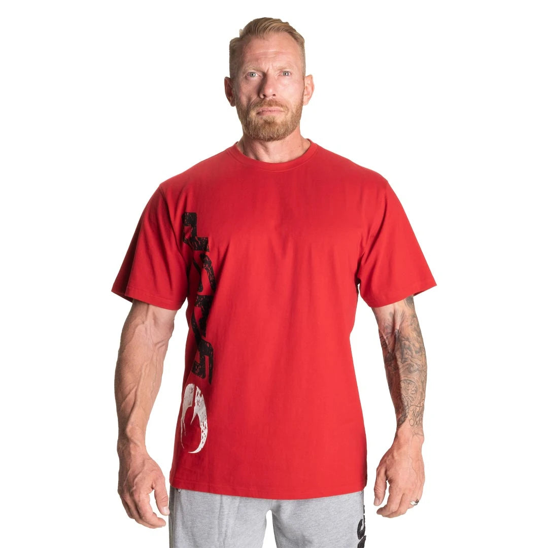GASP Original Tee Chili Red on punainen oversize-puuvilla-t-paita isolla mustalla painatuksella miehen yllä.