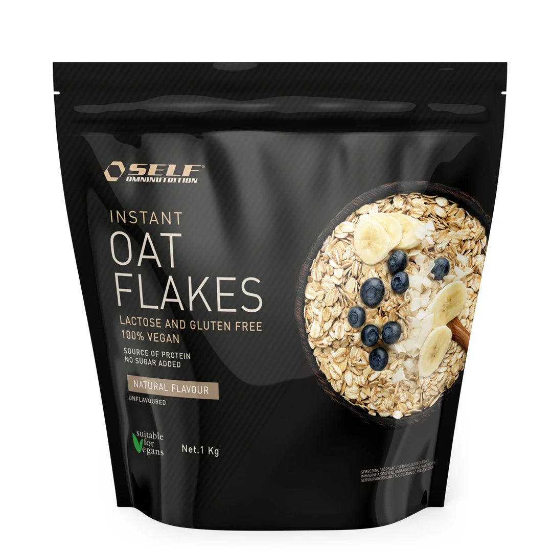 Self Omninutrition Instant Oat Flakes 1 kg pakattuna mustaan pussiin, jossa on kuva kaurahiutalekulhosta ja marjoista., kuva 1/1