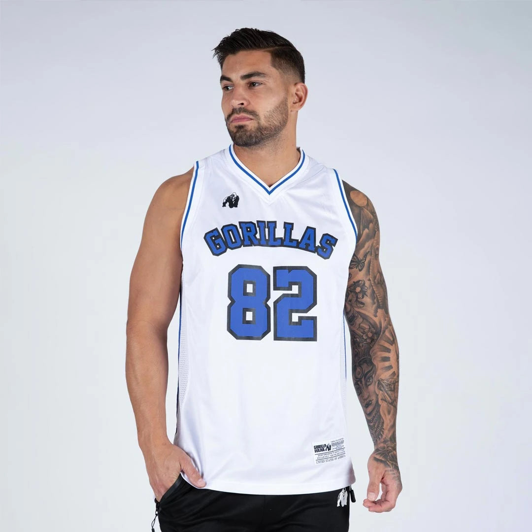 Mies valko-sinisessä koripallotyylisessä Gorilla Wear San Mateo Jersey Tank Top white/blue -mesh-treenitopissa., kuva 2/4