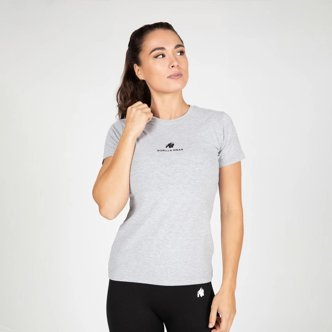 Gorilla Wear Estero T-Shirt grey melange, harmaameleerattu pehmeä puuvilla-t-paita mustalla rintalogolla naisen yllä., kuva 5/6