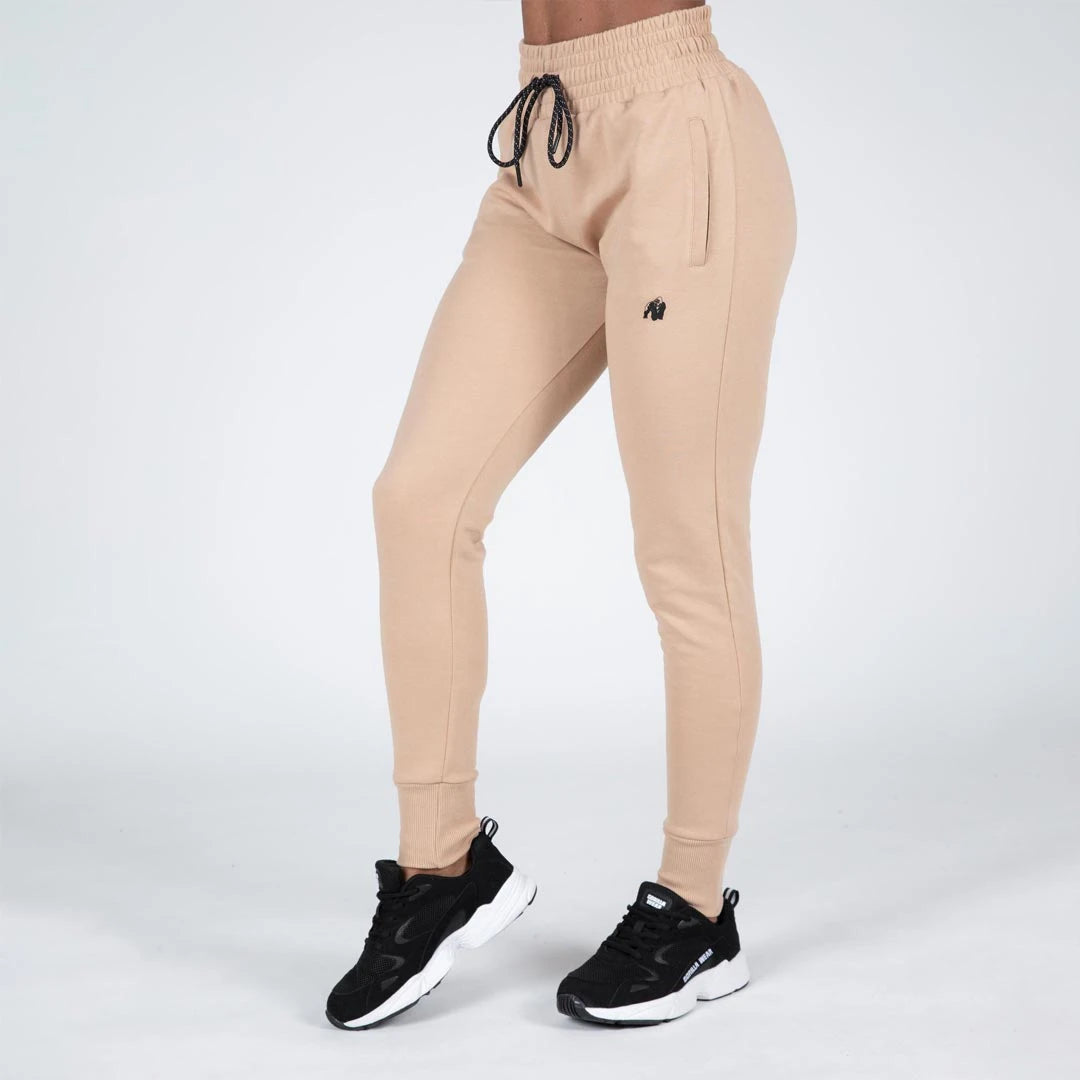 Gorilla Wear Marion Sweatpants beige i mjuk bomullsblandning med svart dragsnöre, dragkedjefickor och logga., bild 4 av 6