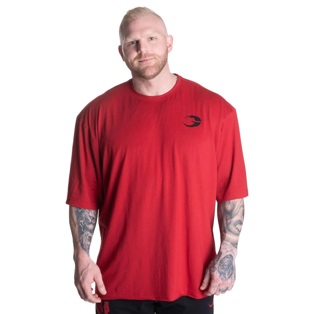GASP Division Iron Tee Chili Red, punainen oversize-treenipaita, jossa on pieni musta logo vasemmassa rinnassa., kuva 1/2