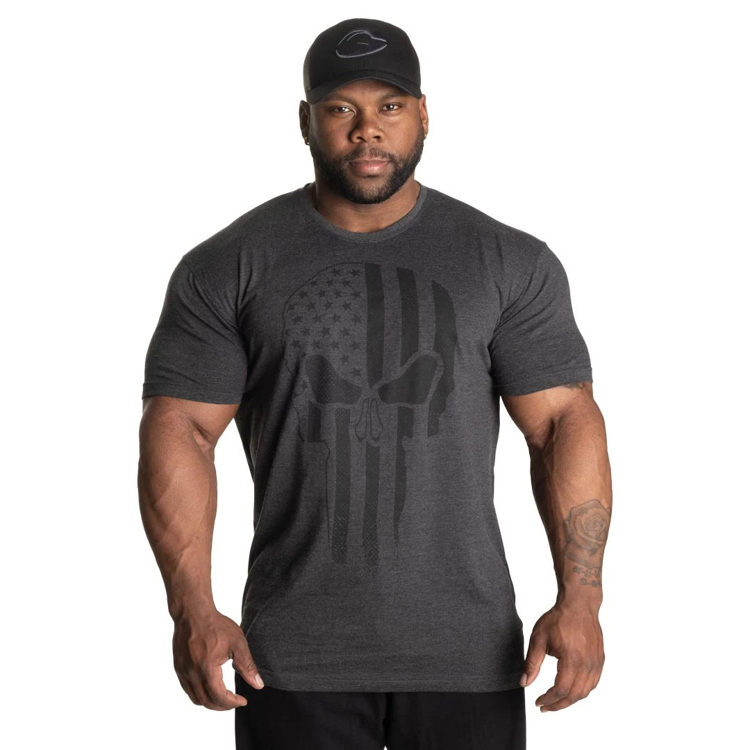 GASP Skull Standard Tee Dark Grey Melange, en mörkgrå tränings-t-shirt med stort dödskalletryck buren av en man., bild 7 av 8