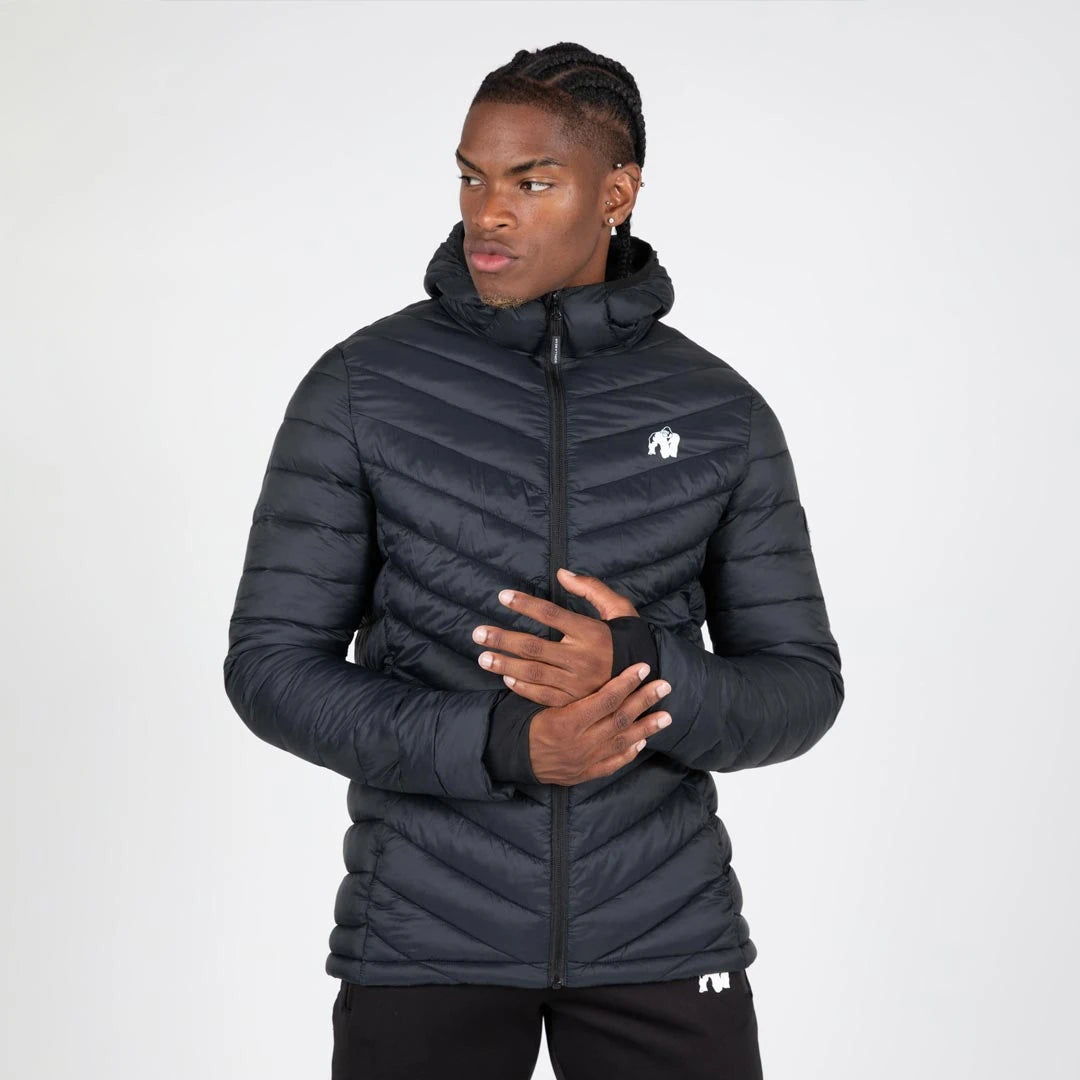 Gorilla Wear Osborn Puffer Jacket Black, musta hupullinen toppatakki valkoisella logolla, miehen yllä., kuva 4/8