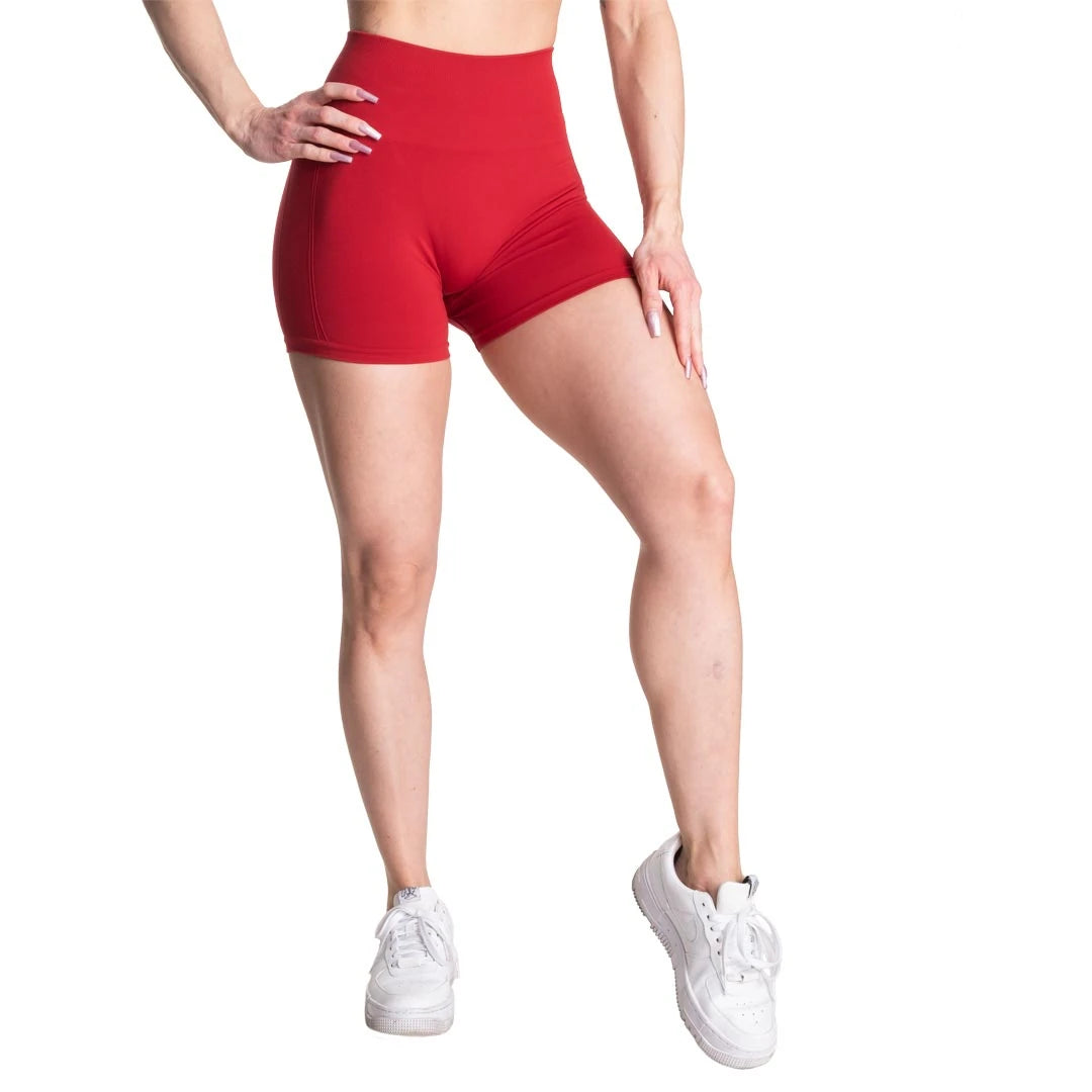 Better Bodies Scrunch Shorts Chili Red, punaiset korkeavyötäröiset treenishortsit mallin päällä., kuva 1/2