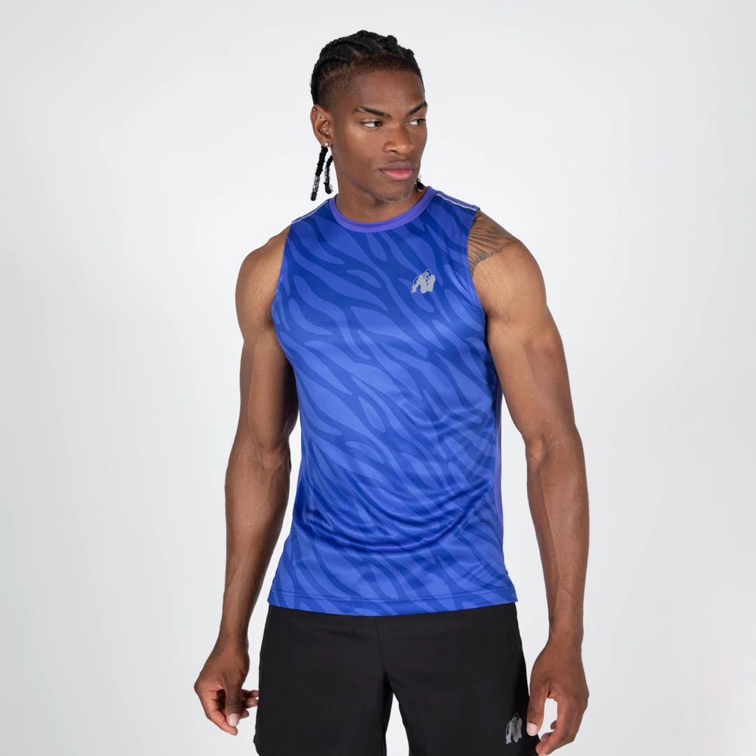 Manlig modell bär Gorilla Wear Washington Tank Top Blue, ett blått mönstrat träningslinne i polyester.