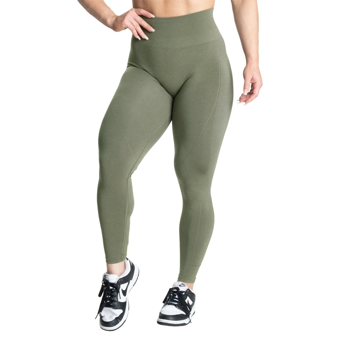 Better Bodies Scrunch Leggings Washed Green, gröna sömlösa träningstights med hög midja på en modell.