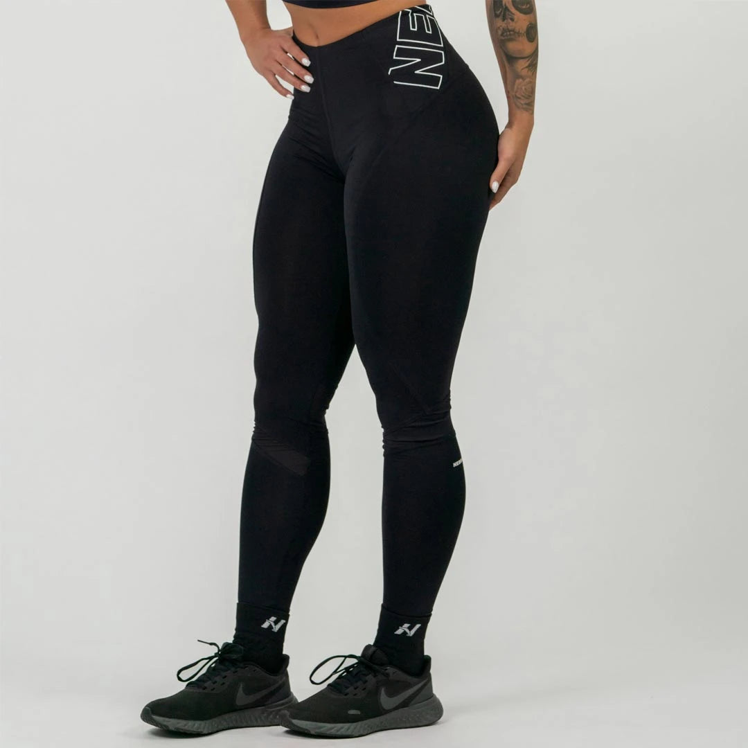 NEBBIA FIT Active High Waist Leggings Black, mustat korkeavyötäröiset treenitrikoot valkoisella logolla lantiolla., kuva 2/5