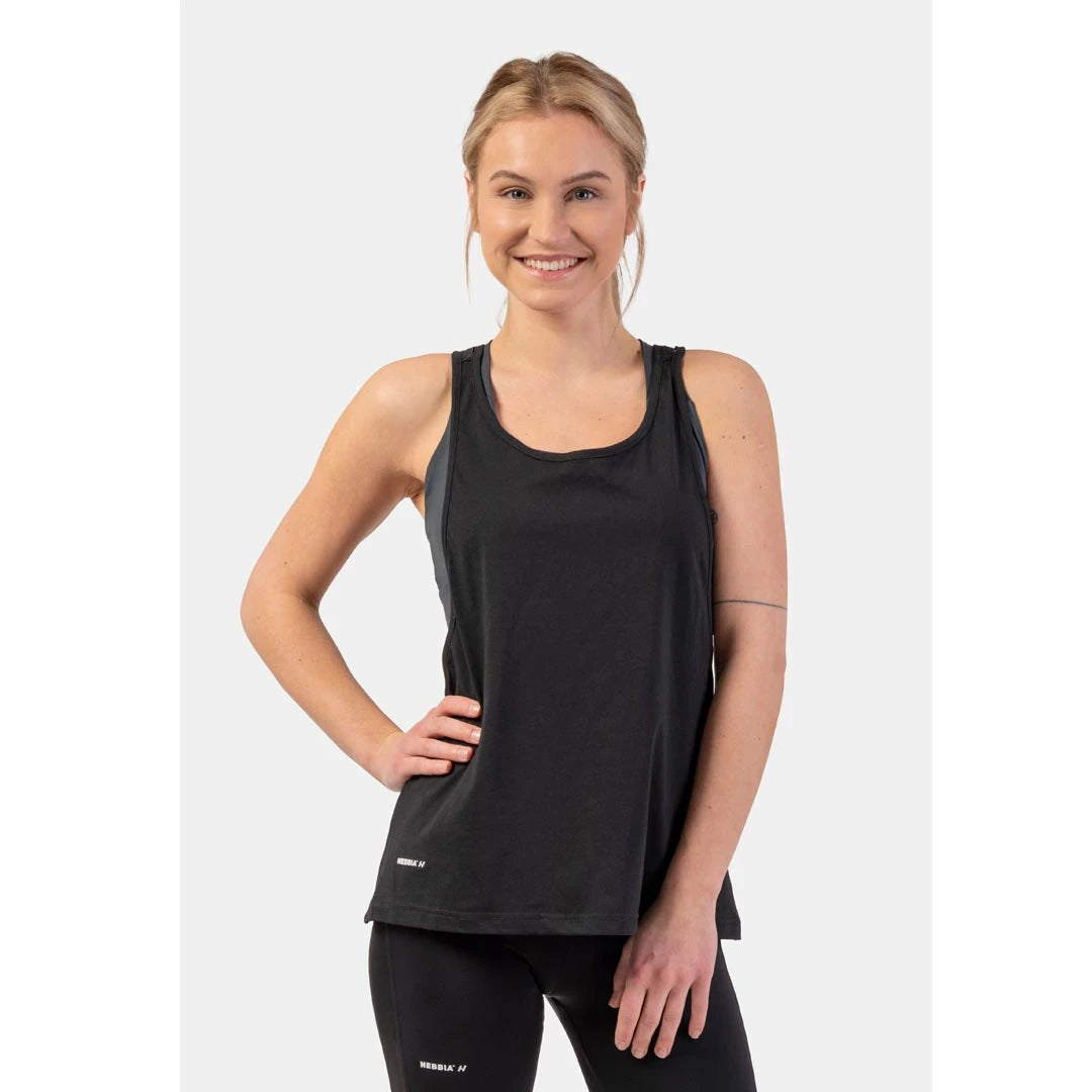 Nainen yllään NEBBIA Sleeveless Loose Cross Back Tank Top Feeling Good Black, pehmeä musta puuvillainen treenitoppi., kuva 4/4