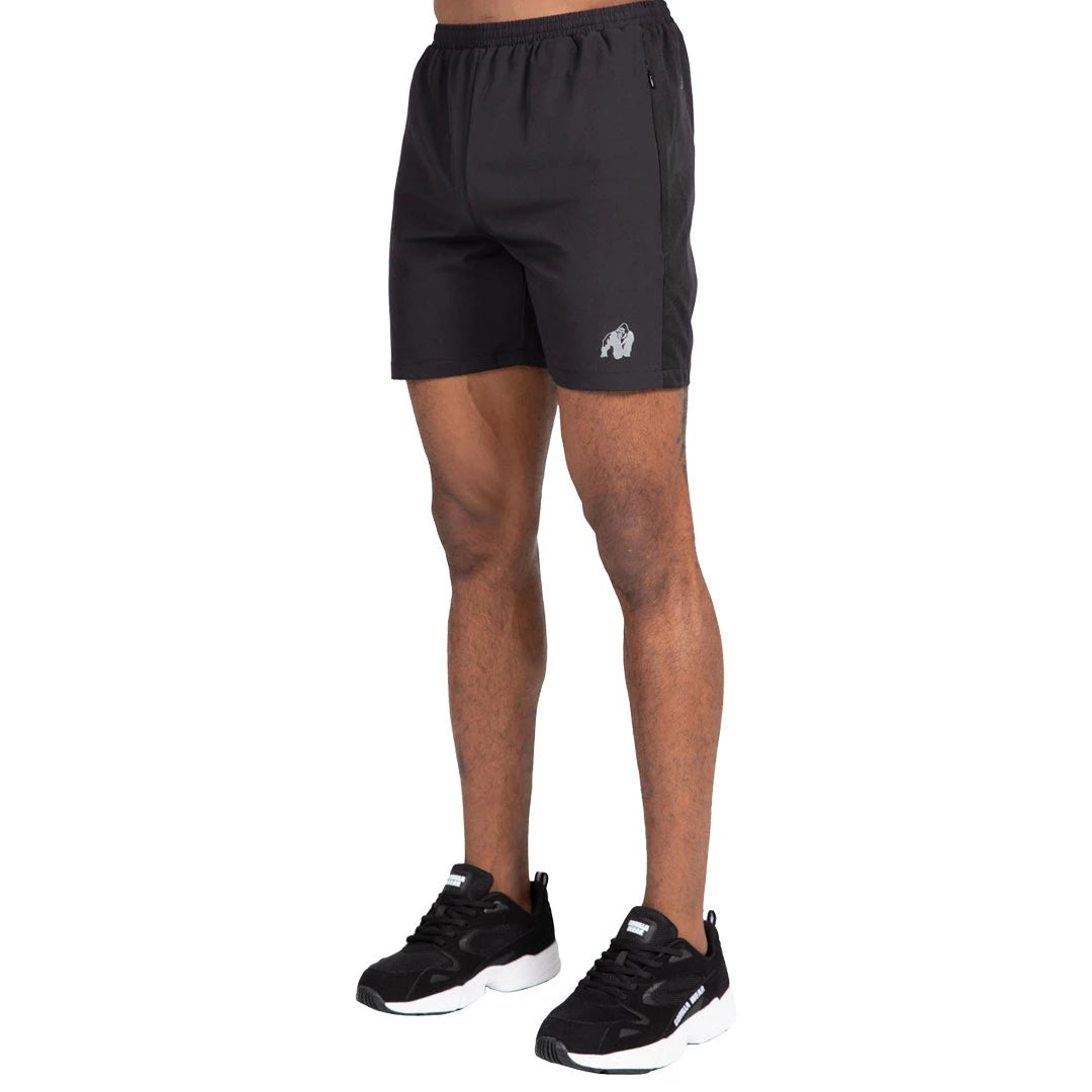Gorilla Wear Lubec Shorts Black -mustat treenishortsit valkoisella logolla mallin yllä.