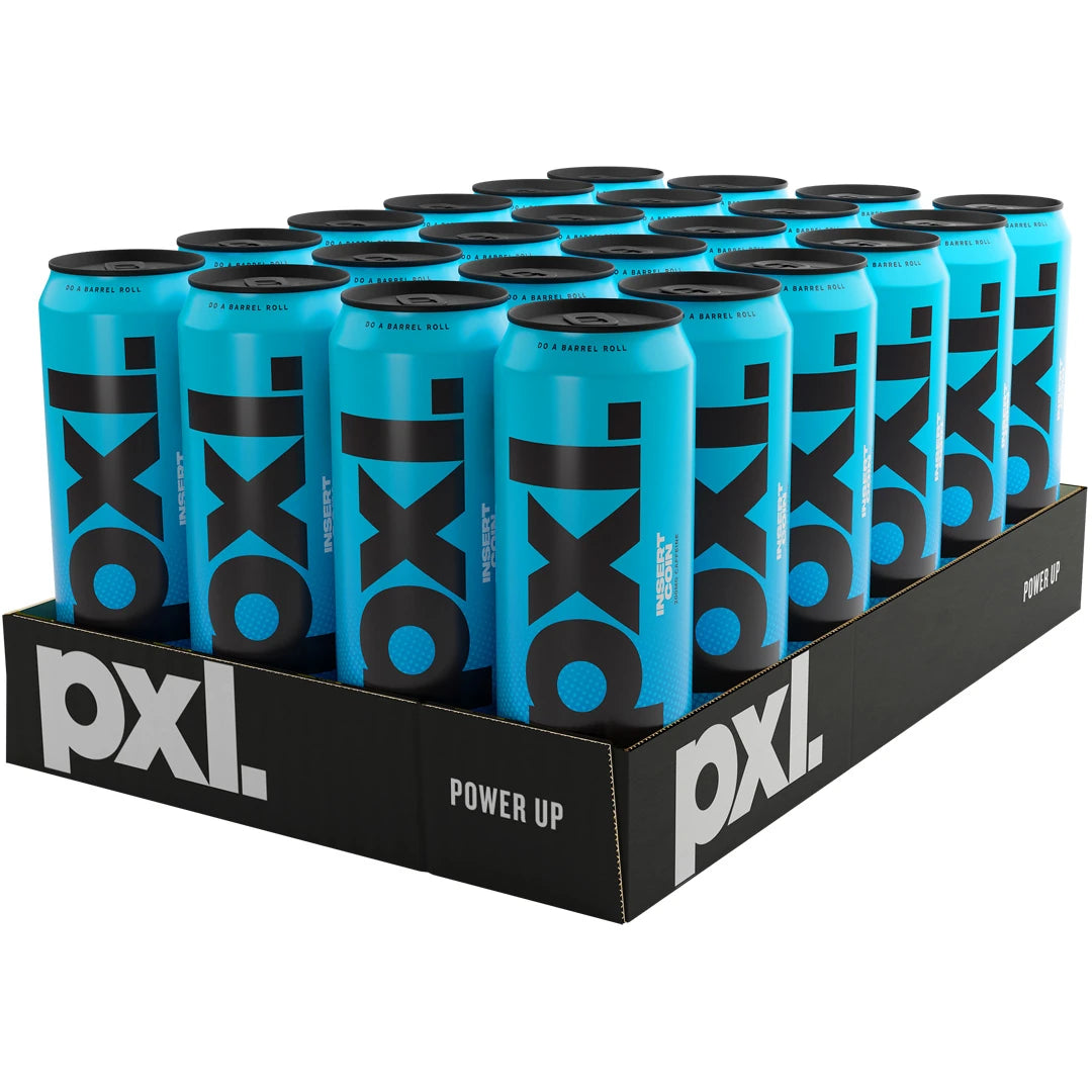 24 x PXL Energy 500 ml Insert Coin -energiajuoma mustalla lavalla, jossa on 24 vaaleansinistä tölkkiä mustilla yksityiskohdilla., kuva 1/1