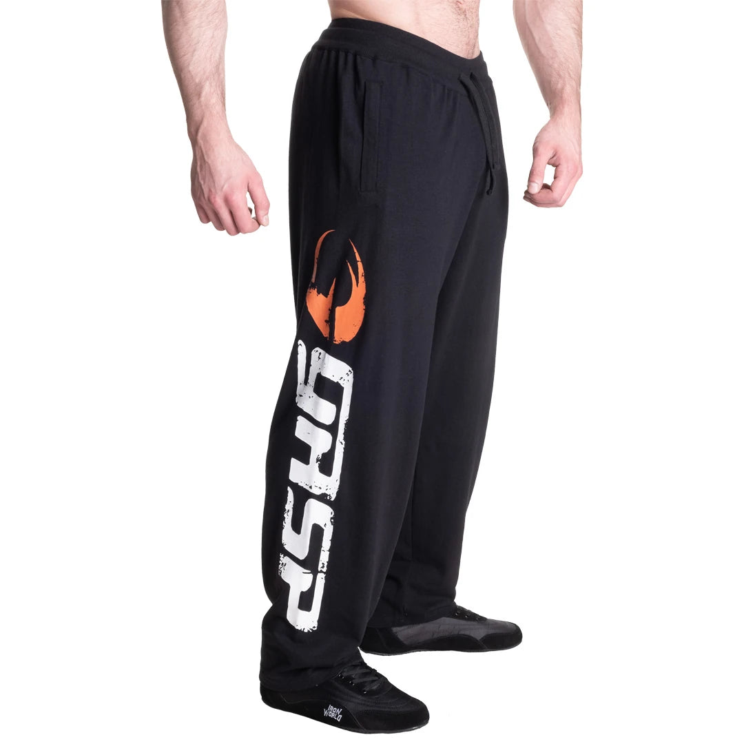 GASP Sweatpants Black/White -mustat treenihousut suurella valkoisella logopainatuksella ja oranssilla yksityiskohdalla., kuva 2/6