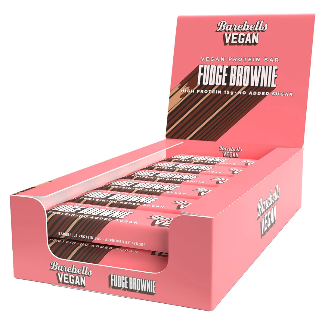 12 x Barebells Vegan Protein Bar 55 g Fudge Brownie -proteiinipatukat vaaleanpunaisessa näyttölaatikossa., kuva 1/1