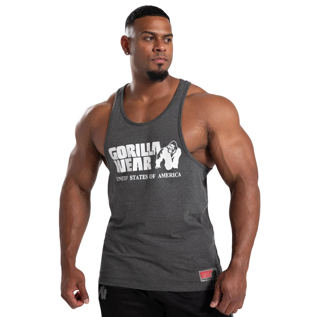Gorilla Wear Classic Tank Top Dark Grey är ett mörkgrått brottarlinne i bomull med stort vitt logotyptryck.