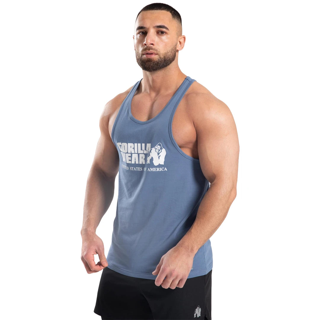Gorilla Wear Classic Tank Top Coronet Blue, ett blått träningslinne i bomull med stort vitt tryck på bröstet.