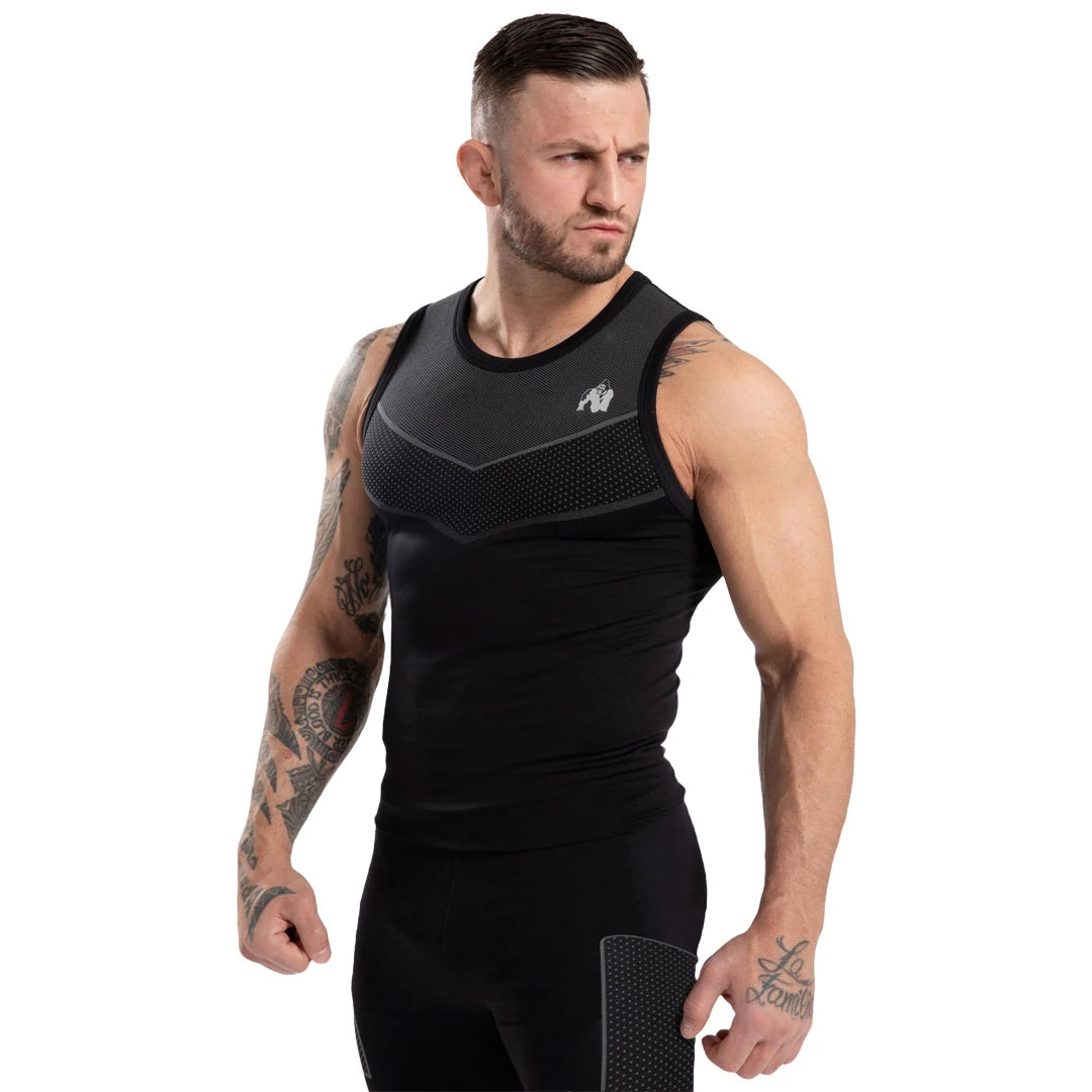 Gorilla Wear Norton Seamless Tank Top Black, ett svart sömlöst träningslinne med grå mönsterdetaljer över bröstet., bild 1 av 6