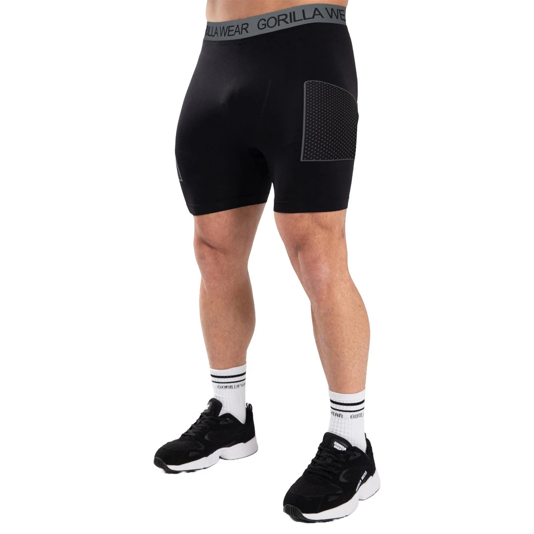 Gorilla Wear Norton Seamless Short Tights Black -mustat saumattomat kompressioshortsit treeniin harmailla yksityiskohdilla.