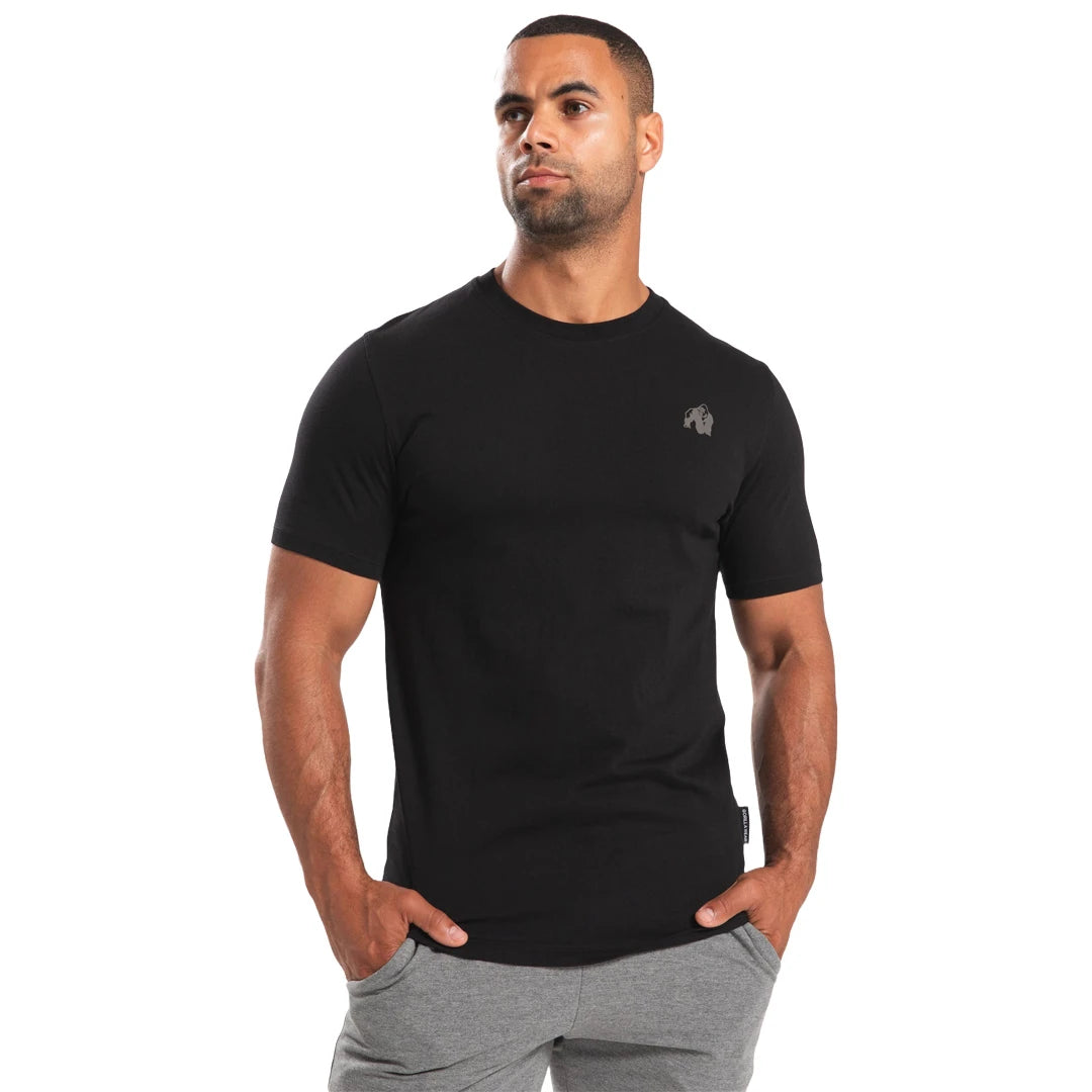 Miesmallin yllä musta ja mukava puuvillainen Gorilla Wear Oregon T-Shirt Black -treenipaita.