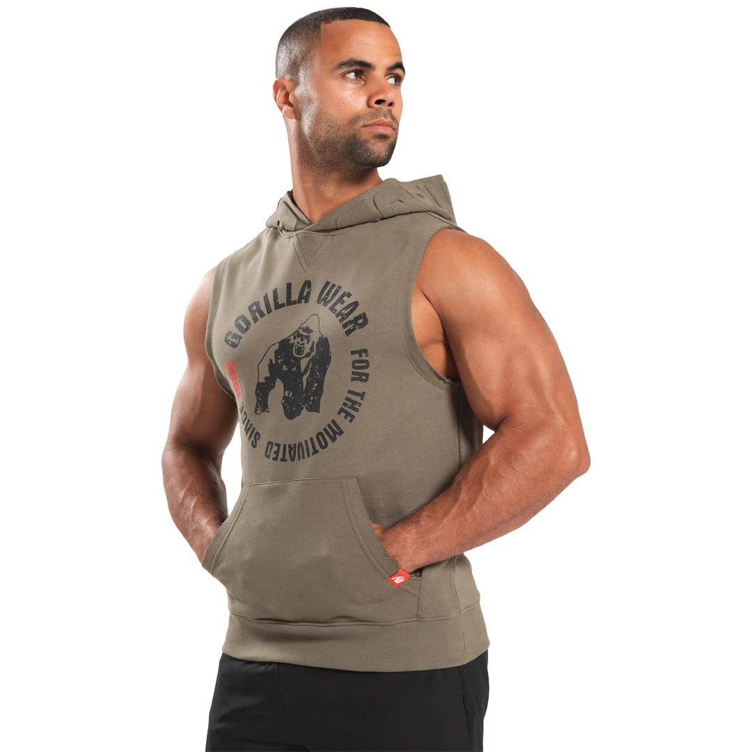 Mies yllään armeijanvihreä Gorilla Wear Marshall Sleeveless Hoodie Army Green -hihaton huppari isolla logolla., kuva 3/8