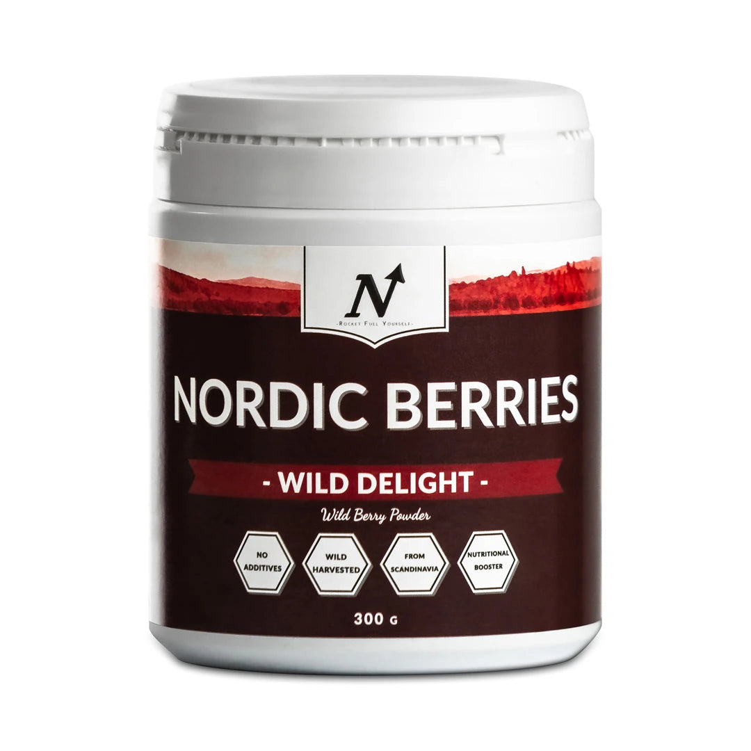 Nyttoteket Nordic Berries 300 g -marjajauhe valkoisessa purkissa, jossa on tummanruskea ja punainen etiketti., kuva 1/1