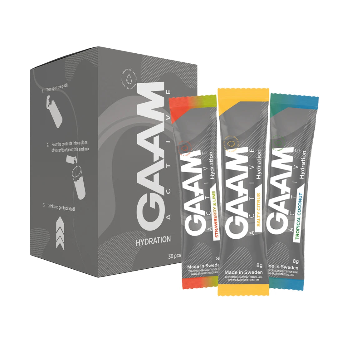 30 x GAAM Active Hydration 8 g -elektrolyyttijauhe harmaassa laatikossa kolmen erimakuisen annospussin vieressä.