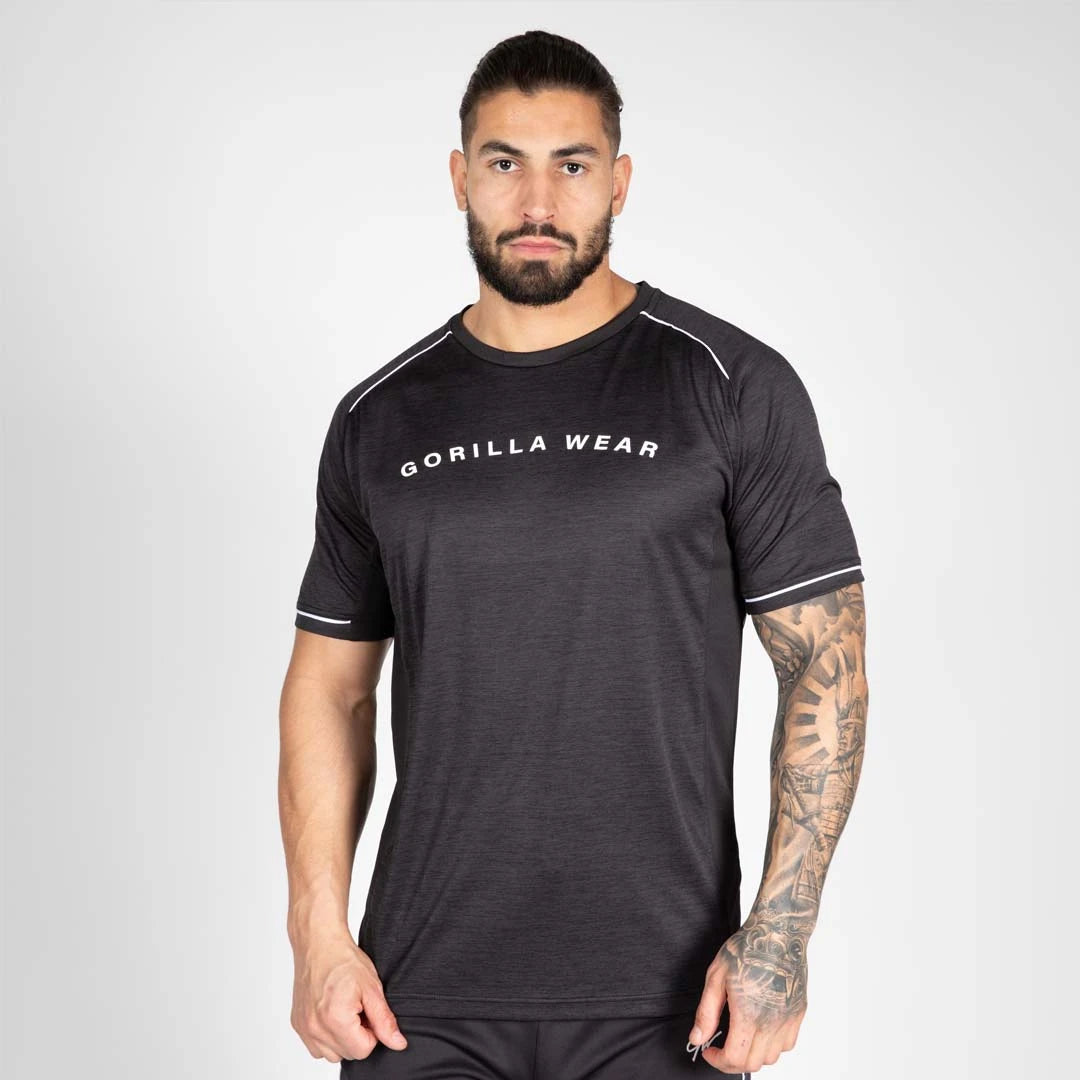 Gorilla Wear Fremont T-Shirt Black, musta treeni-t-paita valkoisella logolla ja yksityiskohdilla, miehen yllä., kuva 2/8