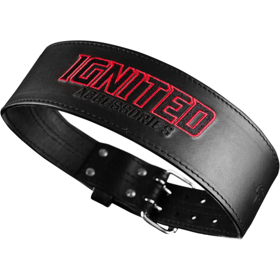 Ignited Premium Lever Belt Black on musta nahkainen nostovyö, jossa on punainen logo, tuomaan tukea voimaharjoitteluun., kuva 3/5