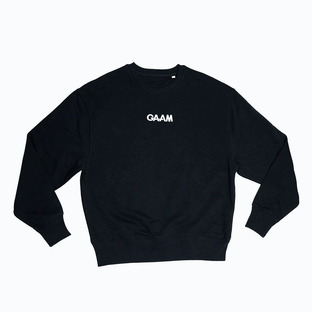 GAAM Sweatshirt Black on tyylikäs musta collegepaita, jonka rinnassa on valkoinen GAAM-logo., kuva 1/1