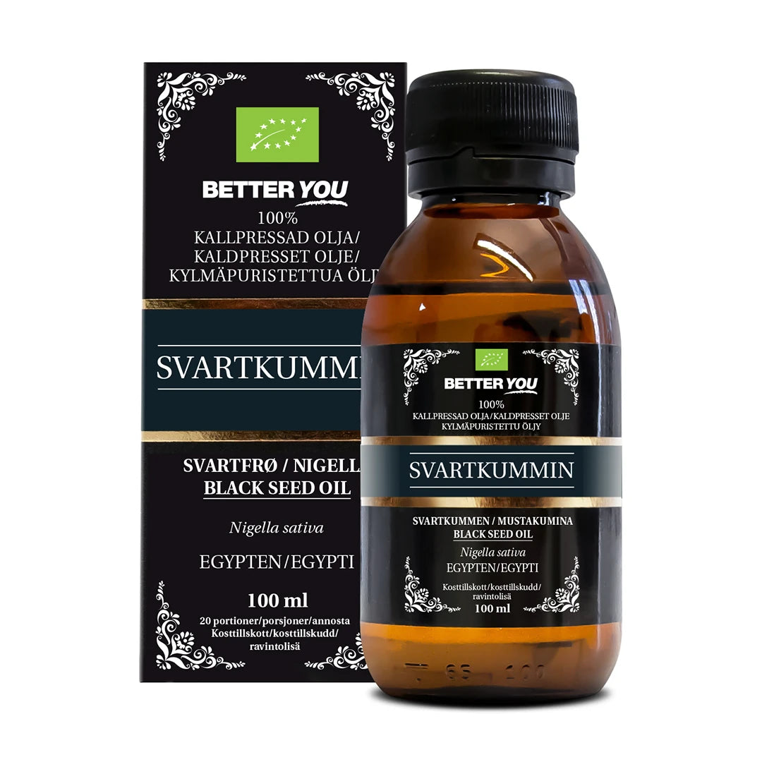 Better You Svartkumminolja EKO Kallpressad 100 ml tummassa lasipullossa mustan pakkauksensa vieressä., kuva 1/1